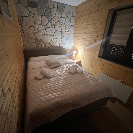 Zen Den Apartments Оточац Екстер'єр фото