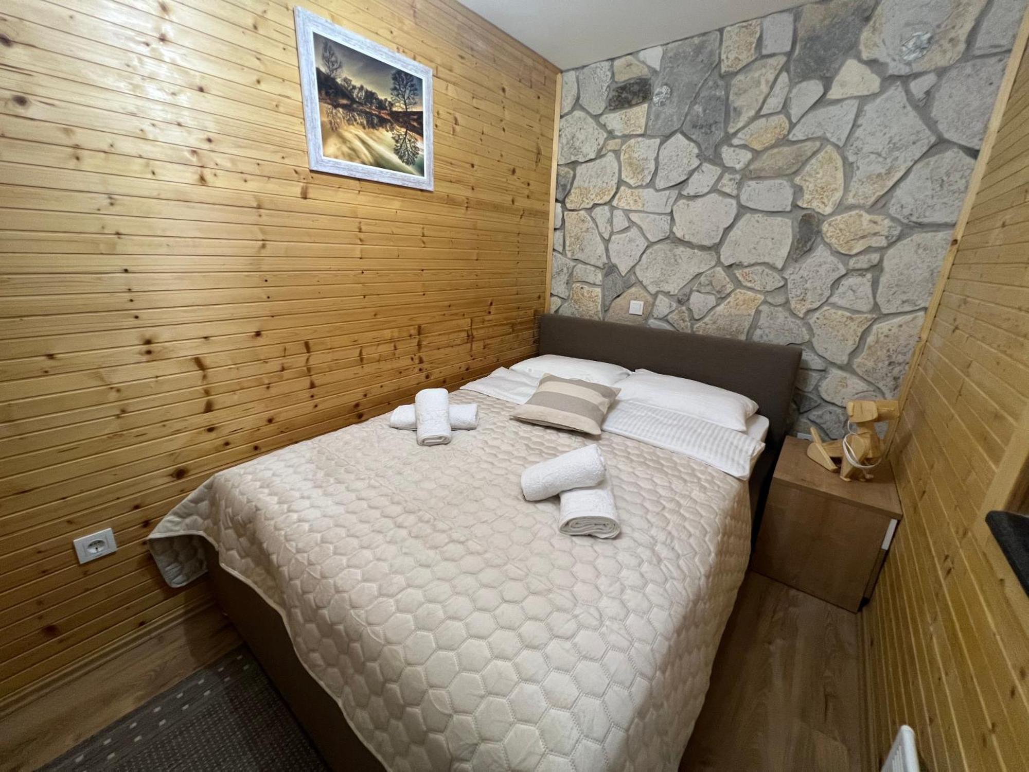 Zen Den Apartments Оточац Екстер'єр фото